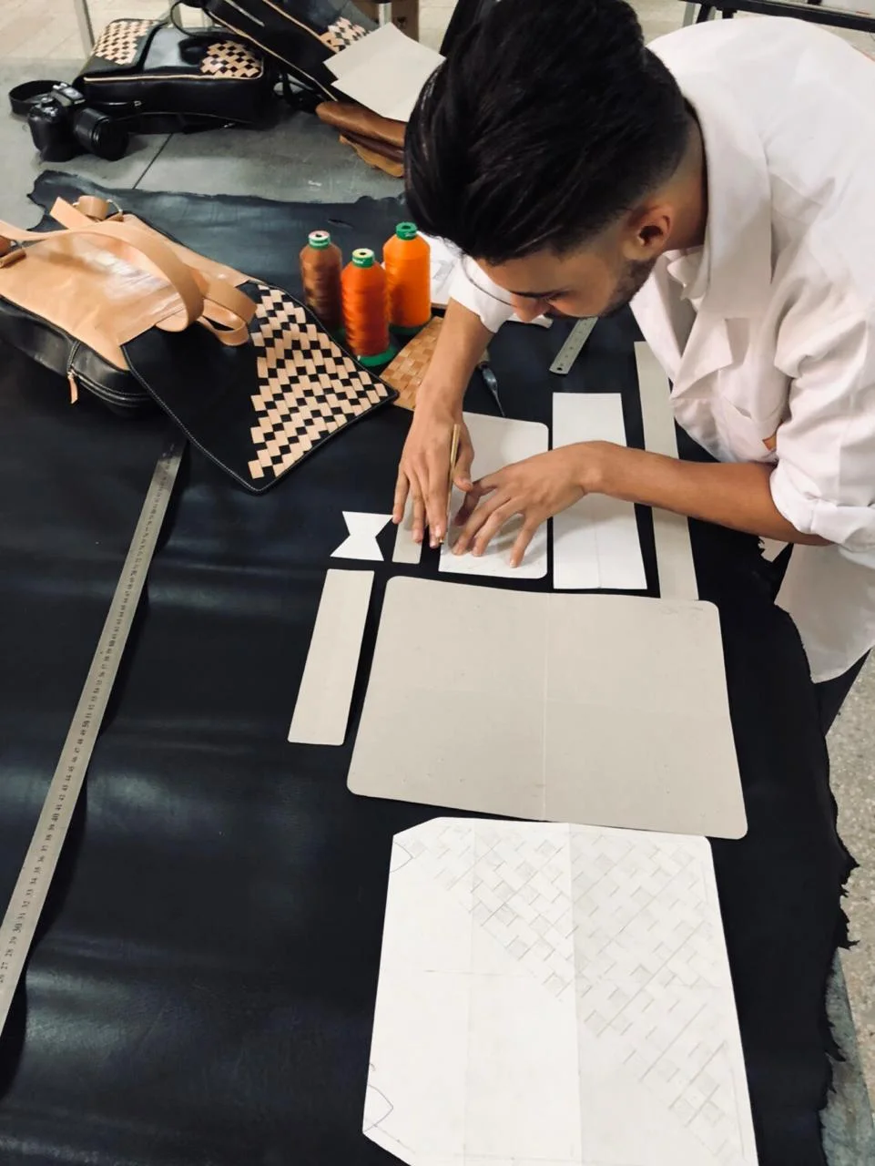 Lanière de cuir pleine fleur tannée, prête à être travaillée à la main dans l'atelier Handy Leather